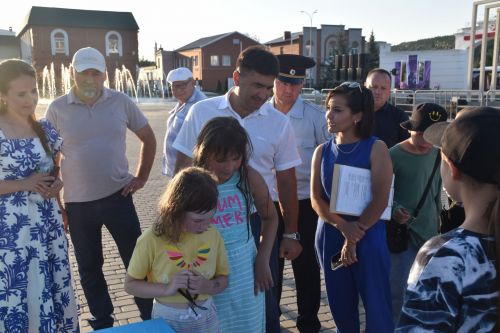 Встреча без галстуков, арт-базар, тренинги личностного роста: в Кукморе отпраздновали День молодежи