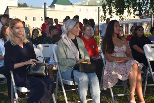 Встреча без галстуков, арт-базар, тренинги личностного роста: в Кукморе отпраздновали День молодежи