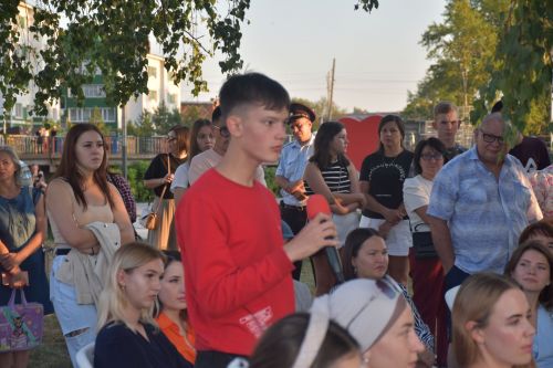 Встреча без галстуков, арт-базар, тренинги личностного роста: в Кукморе отпраздновали День молодежи
