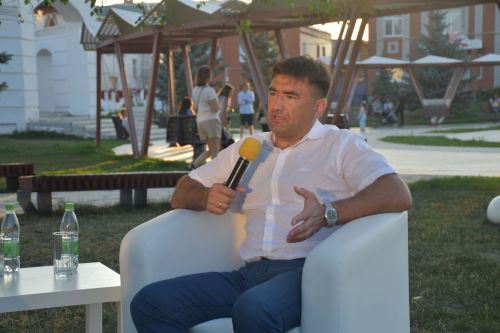 Встреча без галстуков, арт-базар, тренинги личностного роста: в Кукморе отпраздновали День молодежи