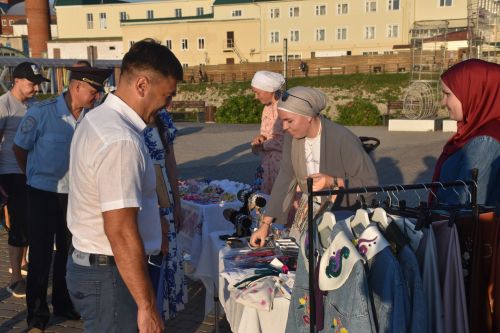 Встреча без галстуков, арт-базар, тренинги личностного роста: в Кукморе отпраздновали День молодежи