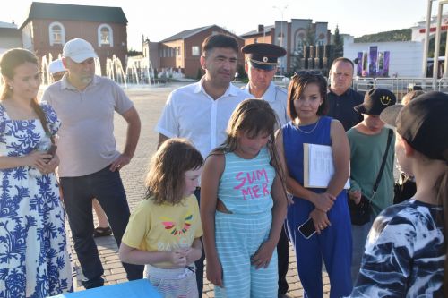 Встреча без галстуков, арт-базар, тренинги личностного роста: в Кукморе отпраздновали День молодежи