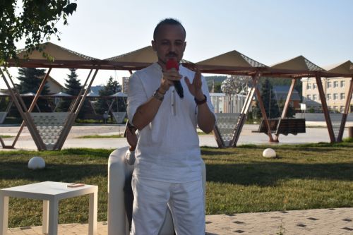 Встреча без галстуков, арт-базар, тренинги личностного роста: в Кукморе отпраздновали День молодежи