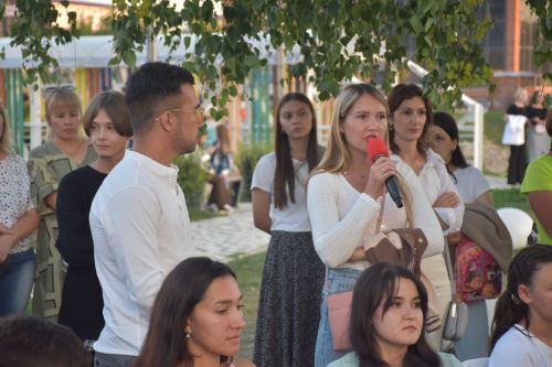 Встреча без галстуков, арт-базар, тренинги личностного роста: в Кукморе отпраздновали День молодежи