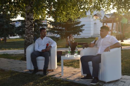 Встреча без галстуков, арт-базар, тренинги личностного роста: в Кукморе отпраздновали День молодежи