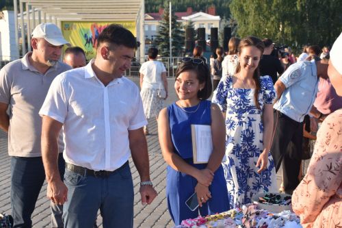 Встреча без галстуков, арт-базар, тренинги личностного роста: в Кукморе отпраздновали День молодежи