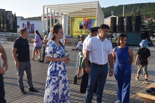Встреча без галстуков, арт-базар, тренинги личностного роста: в Кукморе отпраздновали День молодежи
