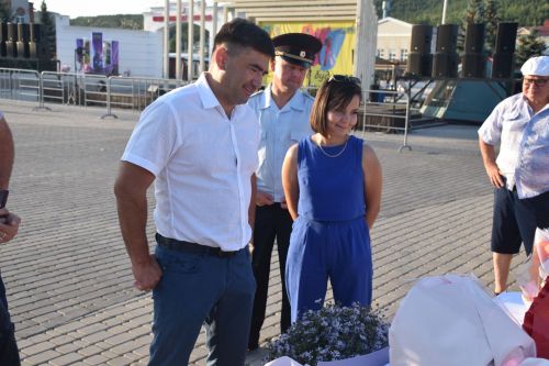 Встреча без галстуков, арт-базар, тренинги личностного роста: в Кукморе отпраздновали День молодежи