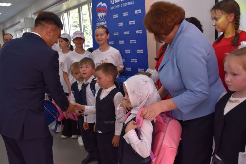 Кукмарада булачак беренче сыйныф укучыларына «Мәктәпкә җыенырга ярдәм ит» акциясе кысаларында портфельләр тапшырдылар