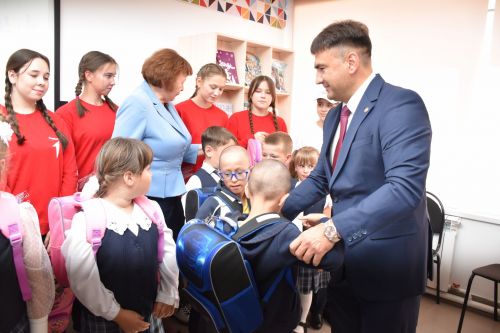 Кукмарада булачак беренче сыйныф укучыларына «Мәктәпкә җыенырга ярдәм ит» акциясе кысаларында портфельләр тапшырдылар