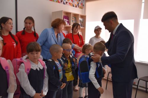 Кукмарада булачак беренче сыйныф укучыларына «Мәктәпкә җыенырга ярдәм ит» акциясе кысаларында портфельләр тапшырдылар