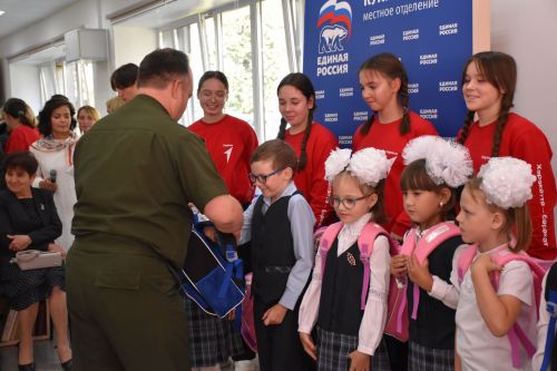 Кукмарада булачак беренче сыйныф укучыларына «Мәктәпкә җыенырга ярдәм ит» акциясе кысаларында портфельләр тапшырдылар