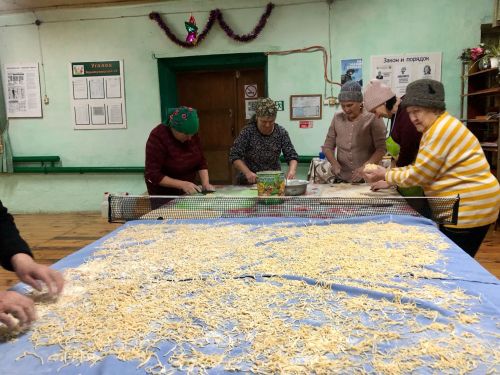 Югары һәм Түбән Күзмис авылларында яшәүче хатын-кызлар «Махсус хәрби операциядәге егетләргә — йорт токмачы» дигән акция үткәрделәр