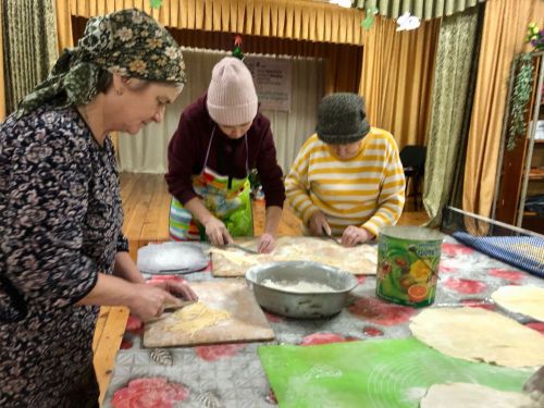 Югары һәм Түбән Күзмис авылларында яшәүче хатын-кызлар «Махсус хәрби операциядәге егетләргә — йорт токмачы» дигән акция үткәрделәр