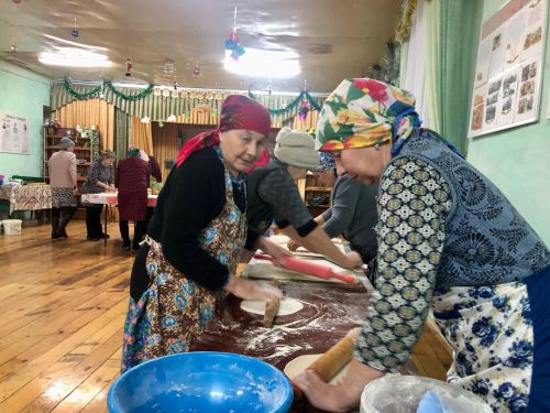 Югары һәм Түбән Күзмис авылларында яшәүче хатын-кызлар «Махсус хәрби операциядәге егетләргә — йорт токмачы» дигән акция үткәрделәр