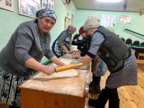 Югары һәм Түбән Күзмис авылларында яшәүче хатын-кызлар «Махсус хәрби операциядәге егетләргә — йорт токмачы» дигән акция үткәрделәр