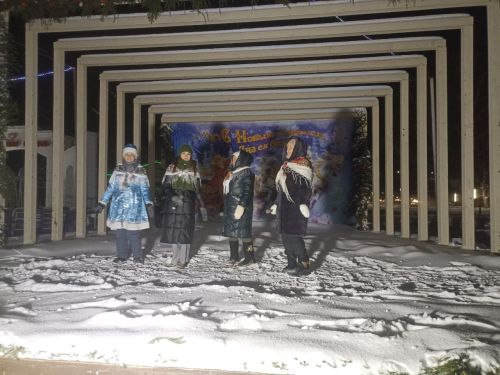Авыл җирлекләреннән килгән үзешчәннәр Кукмараның Комсомол мәйданында концерт куйды