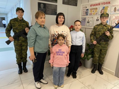 Махсус операциядә хәрби бурычын үтәгәндә геройларча һәлак булган Илдар Шәфигуллин истәлегенә Кукмара 3нче урта мәктәбендә мемориаль такта куелды