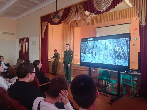 Төмән югары хәрби-инженерлык команда училищесы курсанты Кукмара укучылары белән һөнәри юнәлеш буенча очрашу үткәрде