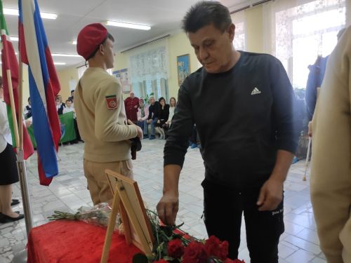 Югары Арбаш мәктәбендә махсус хәрби операциядә батырларча һәлак булган Рөстәм Габдрахманов истәлегенә мемориаль такта ачылды