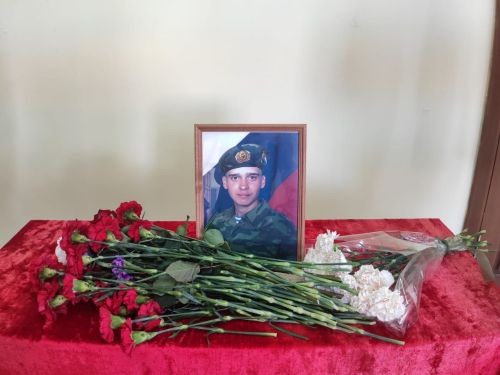 Югары Арбаш мәктәбендә махсус хәрби операциядә батырларча һәлак булган Рөстәм Габдрахманов истәлегенә мемориаль такта ачылды