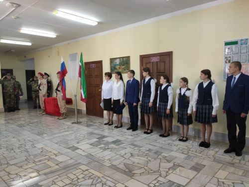 Югары Арбаш мәктәбендә махсус хәрби операциядә батырларча һәлак булган Рөстәм Габдрахманов истәлегенә мемориаль такта ачылды
