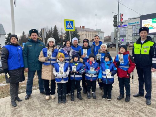 В Кукморе дети вышли на улицу с плакатами, призывающими соблюдать ПДД