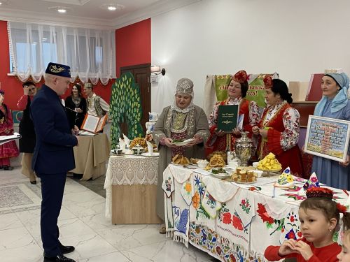 Бәшәровлар, Хөсәеновлар, Азиннар, Сәлахетдиновлар: Алар нәселләренең үткәне, бүгенгесе һәм киләчәге белән кызыксына