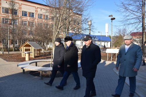 Экзам Губайдуллин осмотрел благоустроенную территорию Кукморской ЦРБ