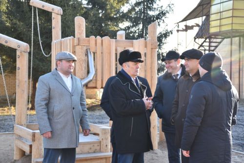 Экзам Губайдуллин осмотрел благоустроенную территорию Кукморской ЦРБ