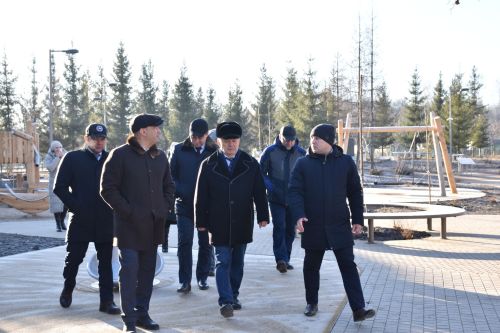Экзам Губайдуллин осмотрел благоустроенную территорию Кукморской ЦРБ