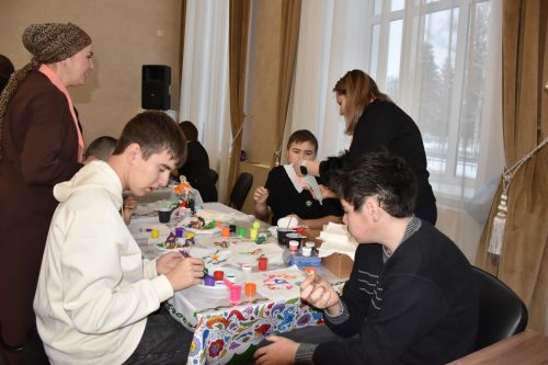 Кукмарада физик мөмкинлеге чикле балалар өчен район башлыгының Чыршы бәйрәме узды