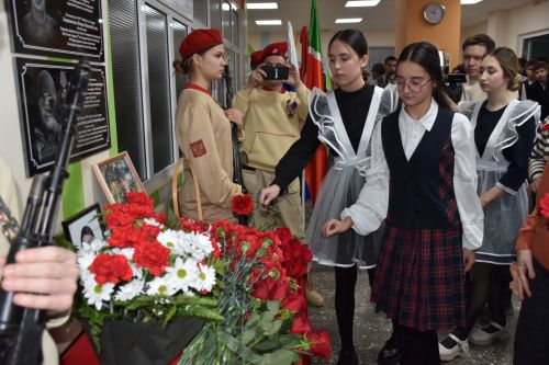 В Кукморской средней школе №4 установили мемориальные доски в память о героях, погибших в СВО