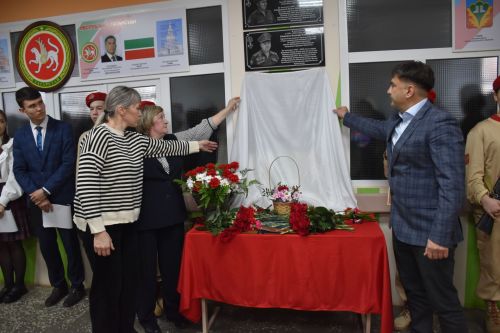 Кукмара 4нче урта мәктәбендә Герой егетләргә мемориаль такталар ачылды