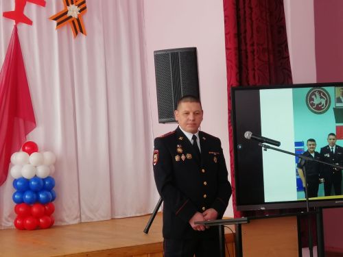 Полиция хезмәткәре Динар Сабиров туган мәктәбендә укучылар белән очрашты
