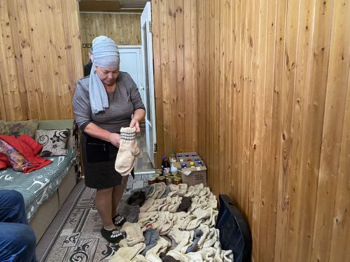 Яр Чаллыда яшәүче өлкән яшьтәге ханым солдатларга җылы оекбашлар бәйләүче кукмаралыларга электр йон җегерләгеч бүләк итте