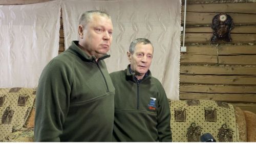 Яр Чаллыда яшәүче өлкән яшьтәге ханым солдатларга җылы оекбашлар бәйләүче кукмаралыларга электр йон җегерләгеч бүләк итте