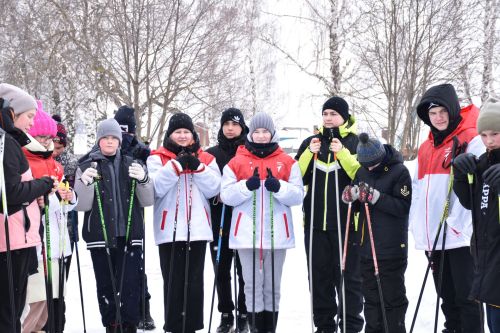 Кукмарада «Көмеш яшь» волонтерлары мәктәп укучылары өчен скандинавча йөрү буенча мастер-класс оештырды