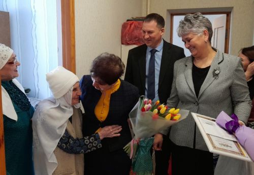 Манзарас авылында яшәүче Гамбәр Бариева 95 яшьлек юбилеен билгеләп үтә