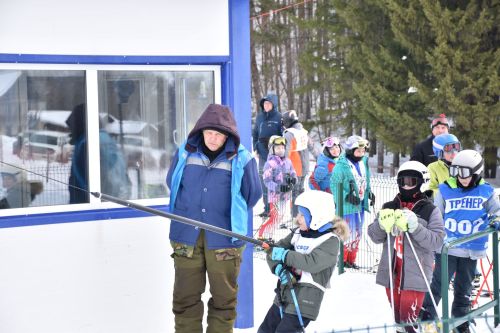 В Кукморе на соревнования по горнолыжному спорту и сноуборду памяти Александра Стрельникова съехались 80 детей из республики