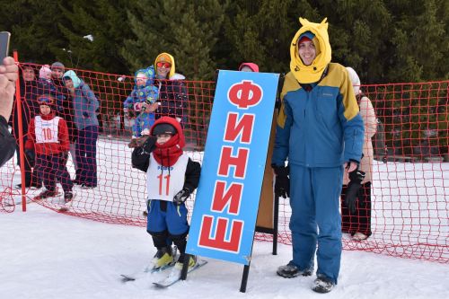 В Кукморе на соревнования по горнолыжному спорту и сноуборду памяти Александра Стрельникова съехались 80 детей из республики