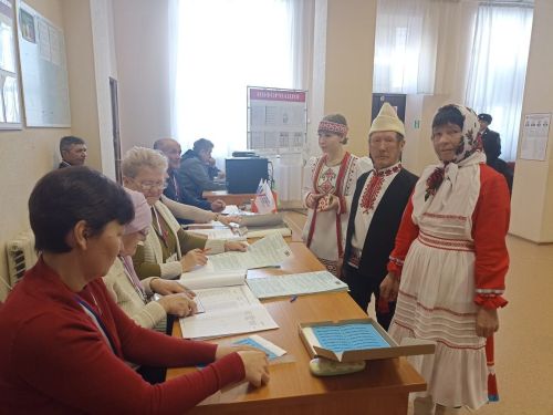 Поч. Кучук авылындагы сайлау участогына Ирбулдиннар гаиләсе милли киемнәрдән килде