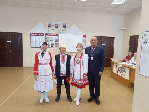 Поч. Кучук авылындагы сайлау участогына Ирбулдиннар гаиләсе милли киемнәрдән килде