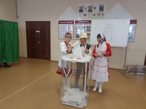 Поч. Кучук авылындагы сайлау участогына Ирбулдиннар гаиләсе милли киемнәрдән килде