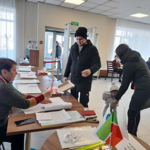 Жители Кукморского района приходят на выборы семьями