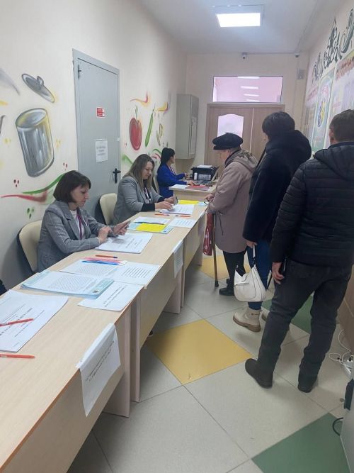 Кукмара районы башлыгы Сергей Димитриев гаиләсе белән сайлауда катнашты