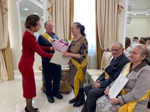 Кукмараның никахлашу сараенда  Алтын туйларын билгеләп үтүче парларны  хөрмәтләделәр