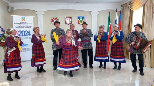 Кукмараның никахлашу сараенда  Алтын туйларын билгеләп үтүче парларны  хөрмәтләделәр