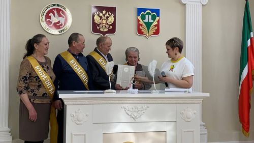 Кукмараның никахлашу сараенда  Алтын туйларын билгеләп үтүче парларны  хөрмәтләделәр