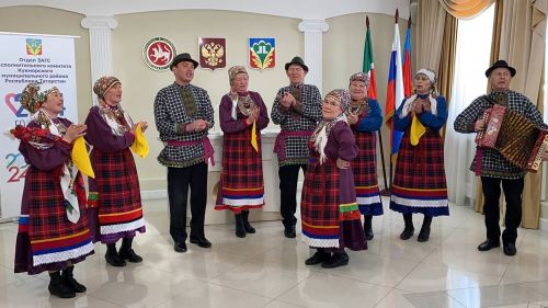Кукмараның никахлашу сараенда  Алтын туйларын билгеләп үтүче парларны  хөрмәтләделәр